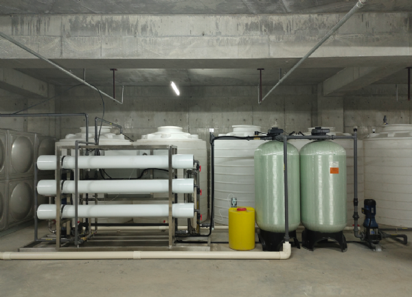 河北5T單級(jí)反滲透+變頻供水設(shè)備安裝調(diào)試完成